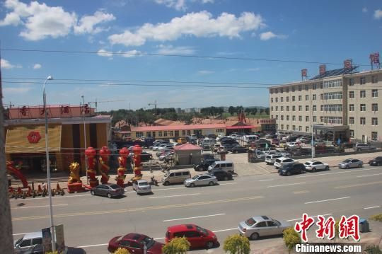 Nhiều xe ô tô hạng sang tới tham dự đám cưới của con gái ông Yue Shuwang . Nhiều xe ô tô hạng sang tới tham dự đám cưới của con gái ông Yue Shuwang