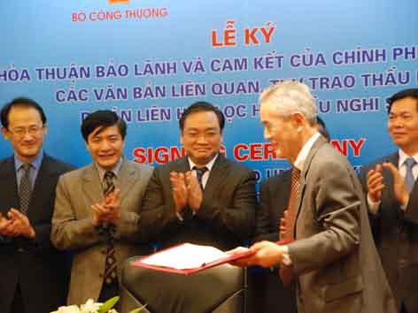 Một trong thủ tục cuối cùng đầu năm 2013 để khởi công LHDNS. Ảnh Xuân Ba. Một trong thủ tục cuối cùng đầu năm 2013 để khởi công LHDNS. Ảnh Xuân Ba