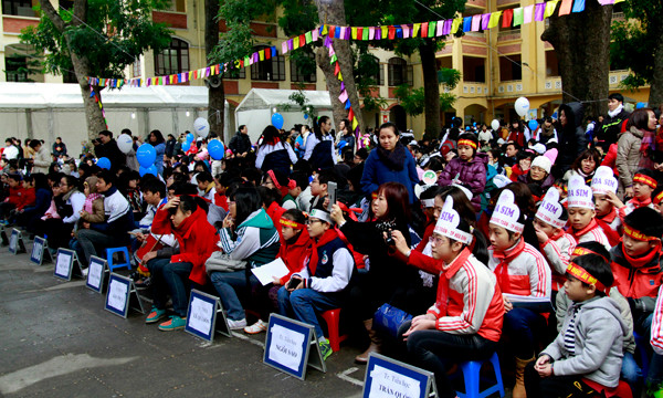 Học sinh tại khu vực sân khấu chính của Ngày hội theo dõi các màn thi tài tính toán