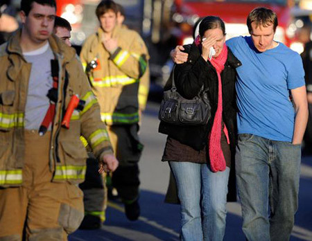 Gia đình các nạn nhân đau buồn sau khi biết tin về vụ thảm sát (Ảnh: AP)