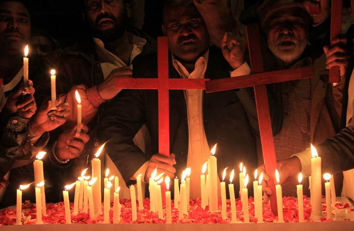 Thắp nến đón năm mới tại Pakistan. Ảnh: MSN. Thắp nến đón năm mới tại Pakistan. Ảnh: MSN