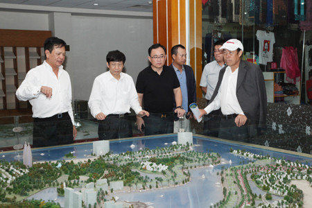 Ông Đào Hồng Tuyển, Chủ tịch Tập đoàn Tuần Châu, giới thiệu các dự án với tỉ phú Dương Quốc Cường