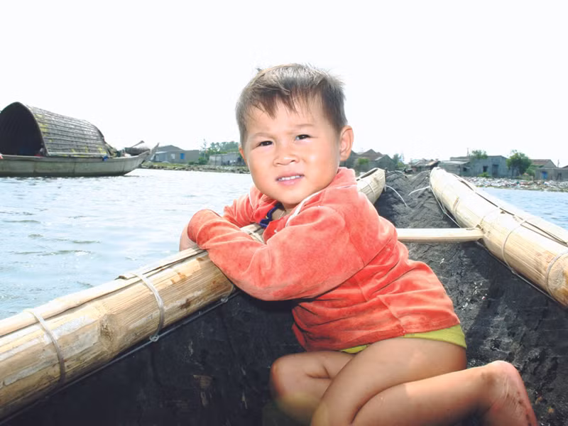 Đang học mẫu giáo, em Lợi cùng cha lênh đênh trên biển “học” nghề chài 