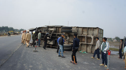 Nhiều người tới khu vực này xem xe lật nhưng không xảy ra tình trạng " hôi bia". Ảnh Đ.N. Nhiều người tới khu vực này xem xe lật nhưng không xảy ra tình trạng