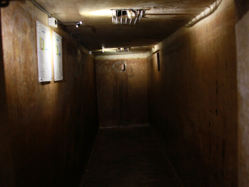 Hầm có 5 phòng, nhỏ, dài, hẹp. Để phục vụ khách tham quan, hệ thống đèn chiếu sáng được lắp đặt