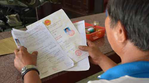 Một người dân với bộ hồ sơ đi kèm bằng lái ôtô hạng C mua được từ “cò” Long ở TP Trà Vinh. Qua xác minh, bộ hồ sơ này hoàn toàn giả. Ảnh: Ngọc Hậu. Một người dân với bộ hồ sơ đi kèm bằng lái ôtô hạng C mua được từ “cò” Long ở TP Trà Vinh. Qua xác minh, bộ hồ sơ này hoàn toàn giả. Ảnh: Ngọc Hậu