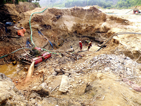 Núi rừng Phước Sơn bị phá nát vì khai thác vàng