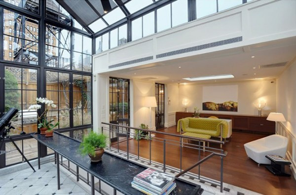 Phòng ngủ này thì đặc biệt với một chiếc gương lớn làm điểm nhấn Phòng ngủ với của sổ rộng lớn, bức tranh đầu giường thật lạ Phòng bếp mang phong cách châu Âu, tiện nghi và hiện đại, đặc biệt với không gian mở trên mái đón ánh sáng và không khí từ bên ngoài