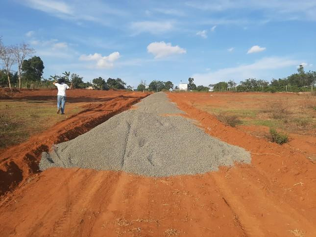 Hộ cá nhân đổ đá dăm tạo con đường dài 200m trái phép ở phường Thắng Lợi, TP. Pleiku