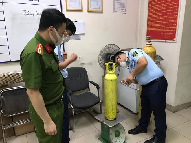 Bình "khí cười" thu giữ tại cơ sở kinh doanh số 44 - 46 Mã Mây