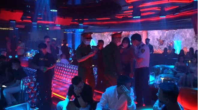 Lực lượng chức năng kiểm tra quán bar DON