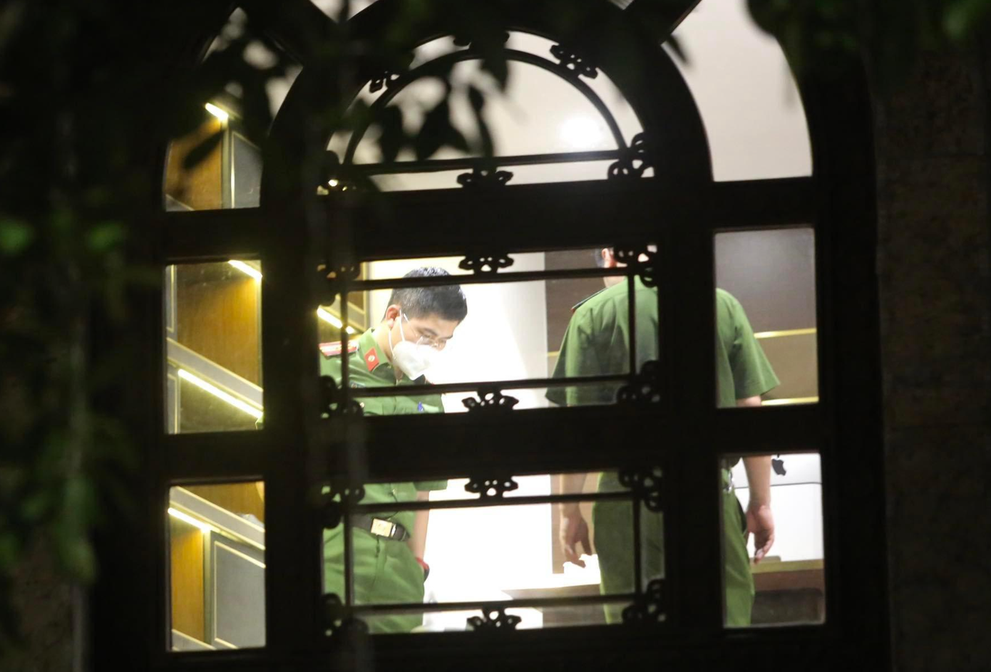 Cảnh sát khám xét trụ sở Tân Hoàng Minh vào tối 5/4. Ảnh: Duy Phạm Cảnh sát khám xét trụ sở Tân Hoàng Minh vào tối 5/4. Ảnh: Duy Phạm