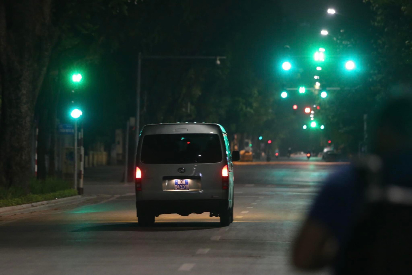 Xe công vụ rời khỏi trụ sở Tân Hoàng Minh sau gần 6 tiếng khám xét. Ảnh: Duy Phạm Xe công vụ rời khỏi trụ sở Tân Hoàng Minh sau gần 6 tiếng khám xét. Ảnh: Duy Phạm