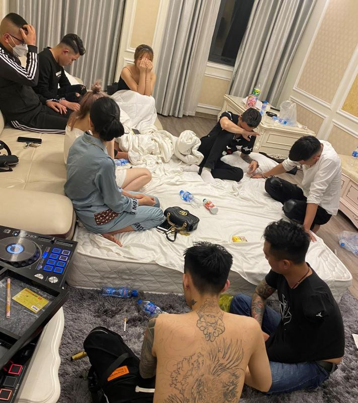 Các đối tượng bị bắt quả tang tại khách sạn.