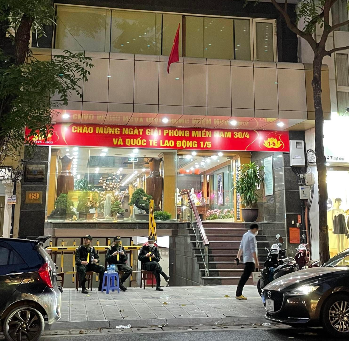 Cảnh sát có mặt tại trụ sở Cty AIC, địa chỉ 69 Tuệ Tĩnh, Hai Bà Trưng, Hà Nội.