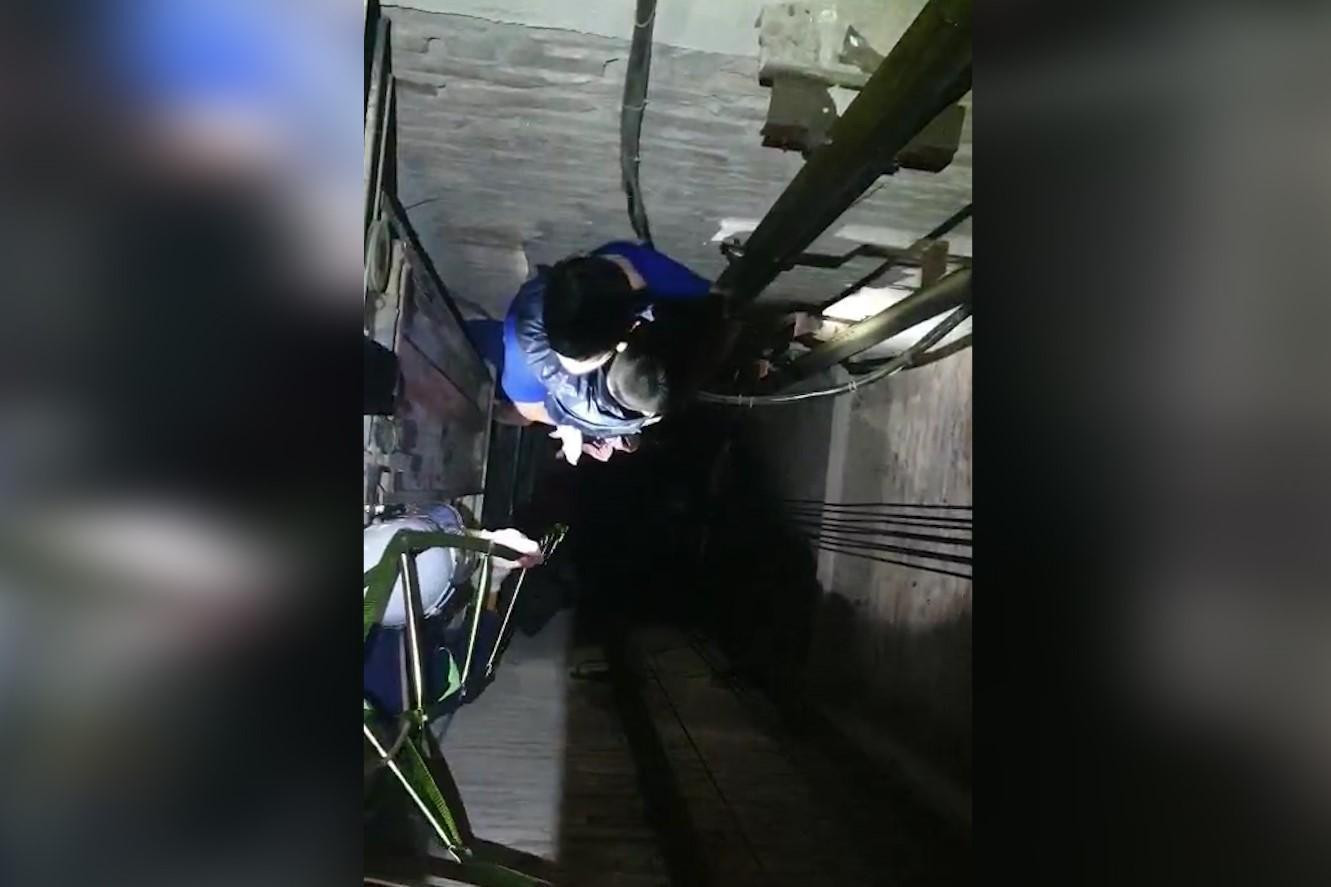 Anh Đạt chui vào hố thang máy cứu cháu bé song cũng mắc kẹt.