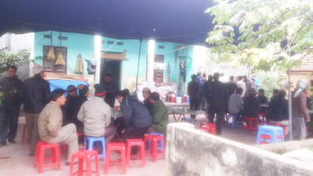 Họ hàng và người thân đến chia buồn với gia đình nạn nhân Hòa. Ảnh: T.N