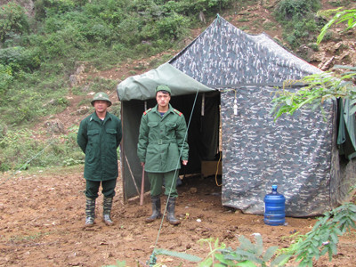 Lập lán, chốt chặn biên giới. Ảnh: Duy Chiến