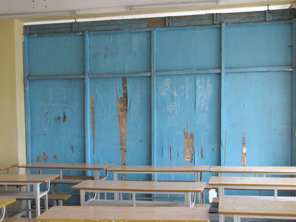 Vách ngăn giữa hai lớp tại cơ sở trên đường Tôn Thất Tùng của đại học dân lập Đông Đô. Ảnh: Trường Phong.