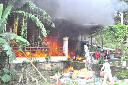 Kho chứa phụ tùng xe máy bốc hỏa, gần tỷ đồng hóa tro ảnh 4