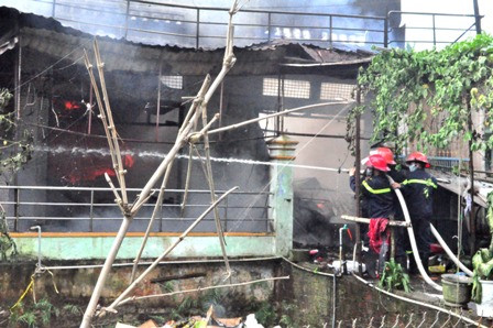 Kho chứa phụ tùng xe máy bốc hỏa, gần tỷ đồng hóa tro ảnh 2