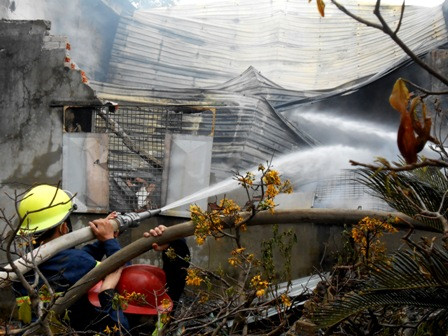 Kho chứa phụ tùng xe máy bốc hỏa, gần tỷ đồng hóa tro ảnh 1