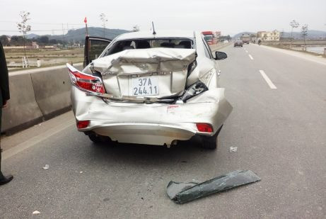 BẢN TIN ATGT: Xe chở cô dâu chú rể bị tông văng biến dạng ảnh 2