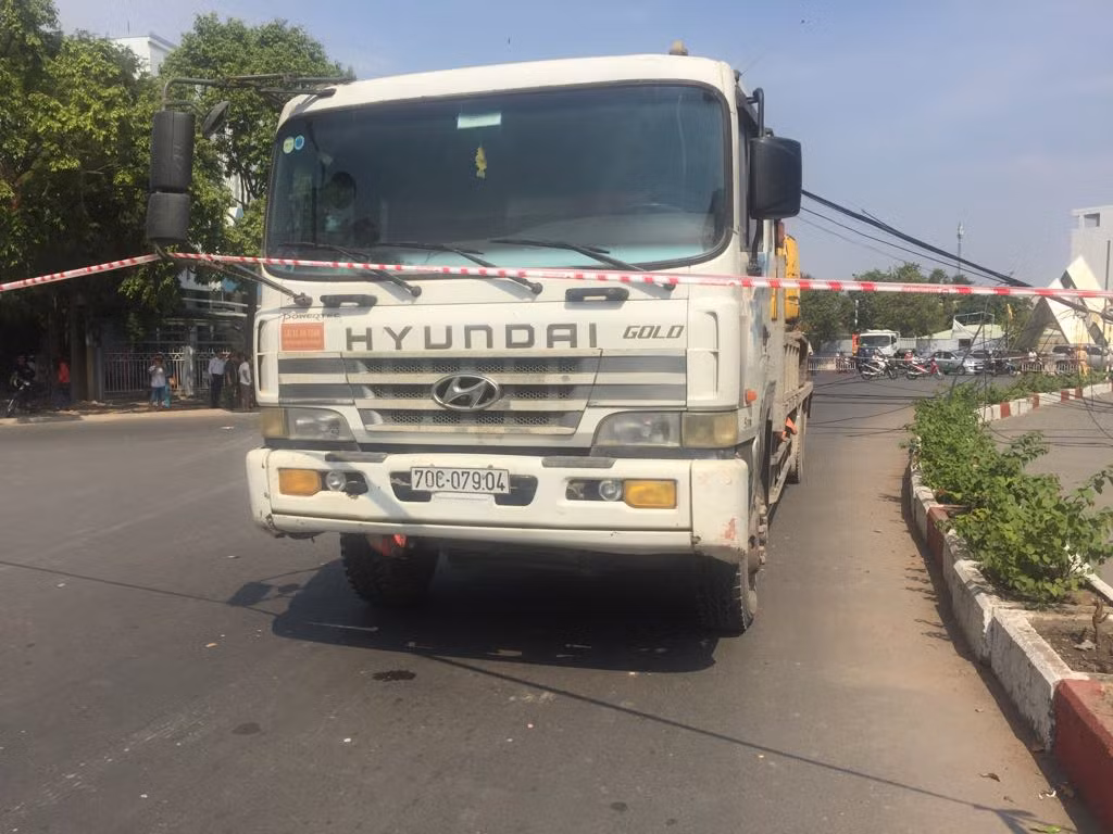 Xe cần cẩu ‘móc’ dây điện trung thế, 3 em nhỏ thoát chết hy hữu ảnh 1