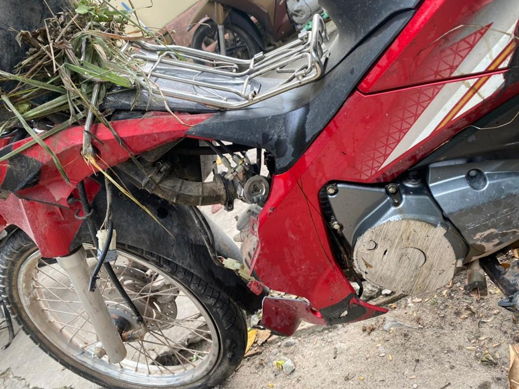 Xe máy bị hư hỏng nặng. Xe máy bị hư hỏng nặng.
