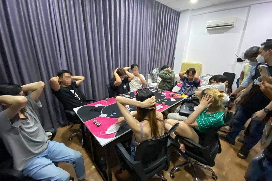 Các con bạc bị bắt tại trận. Các con bạc bị bắt tại trận.