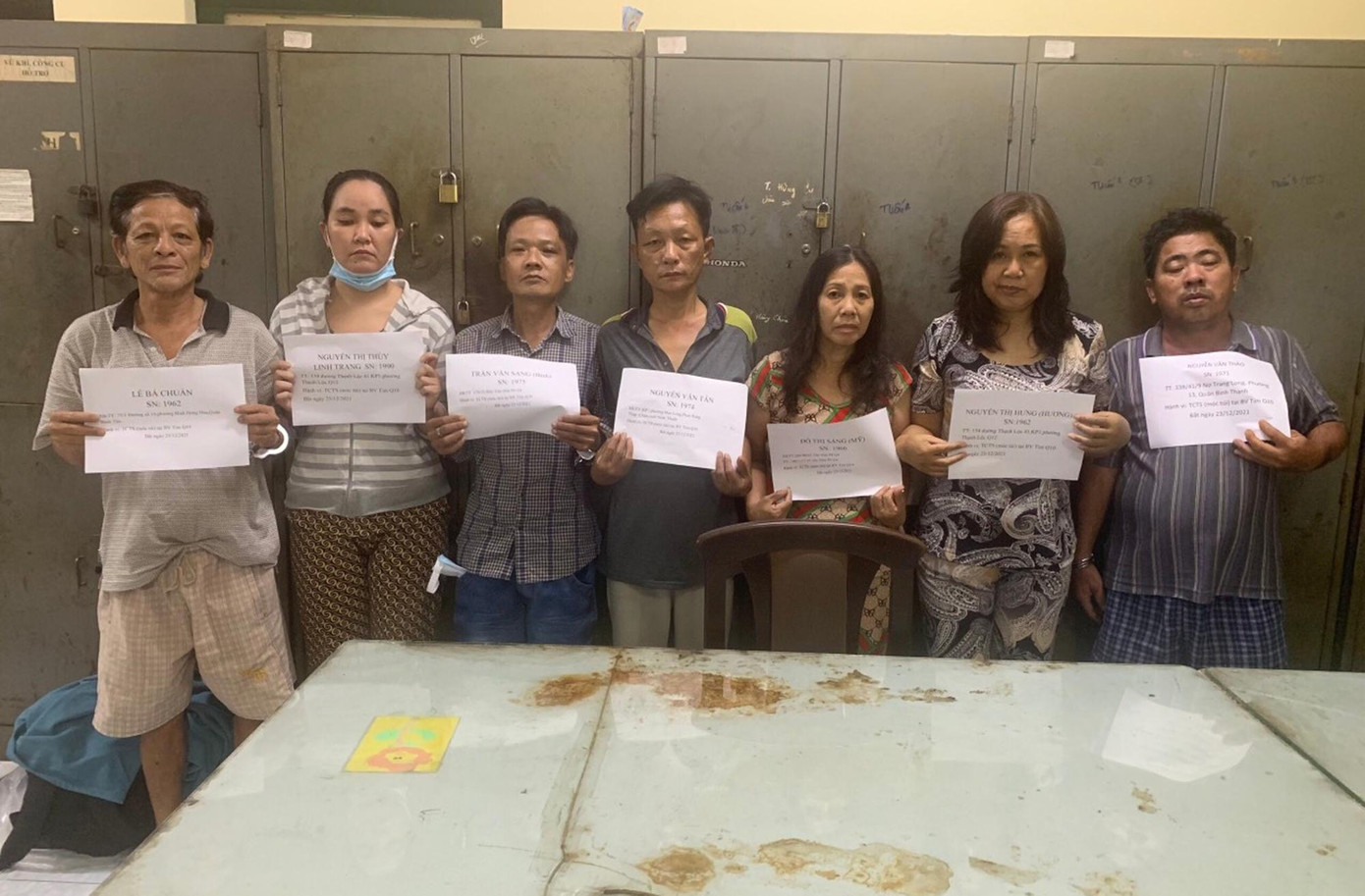 Băng nhóm móc túi sau khi bị bắt.