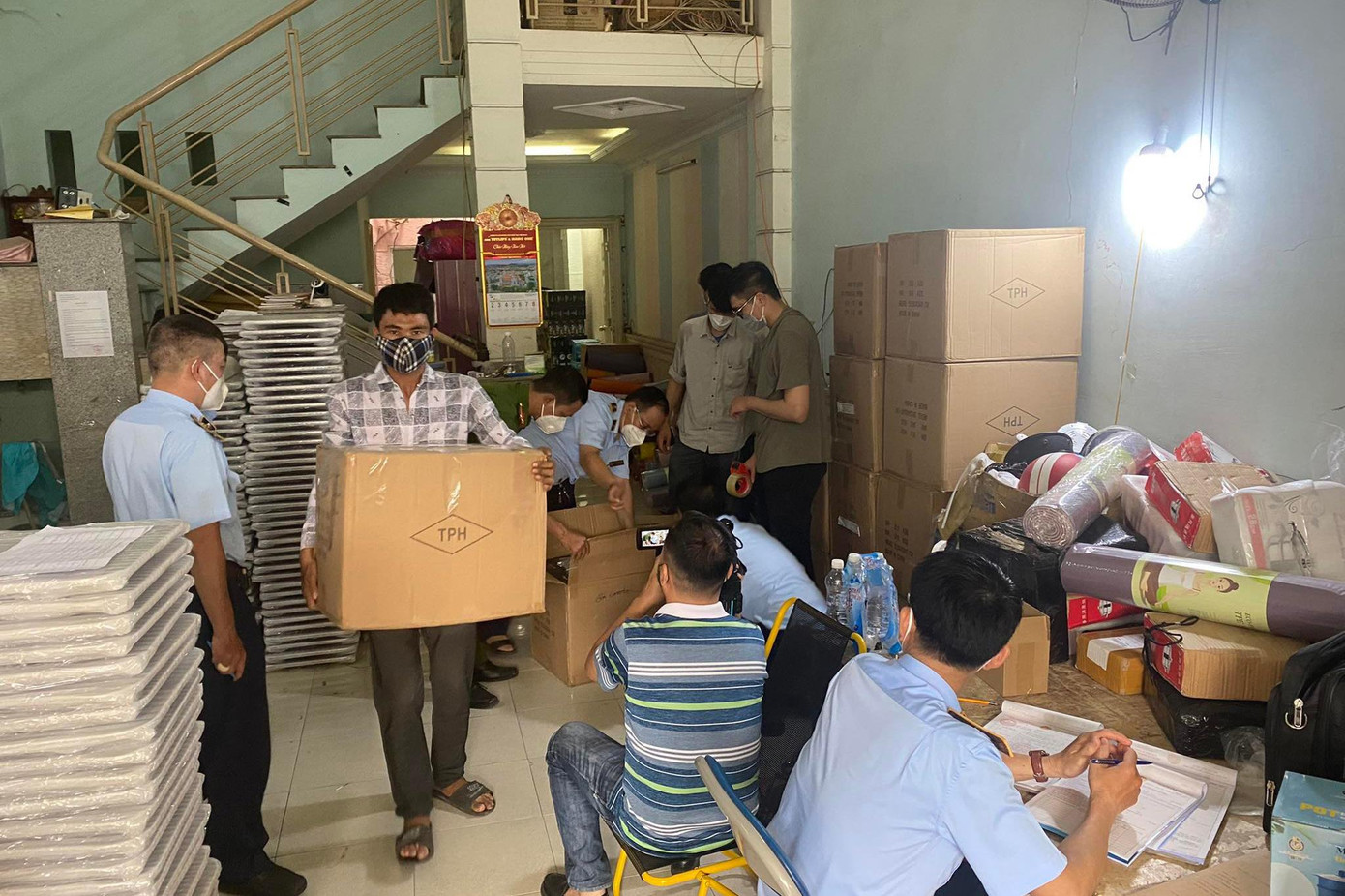 Cơ quan chức năng niêm phong, tạm giữ hàng nghìn sản phẩm. Cơ quan chức năng niêm phong, tạm giữ hàng nghìn sản phẩm.