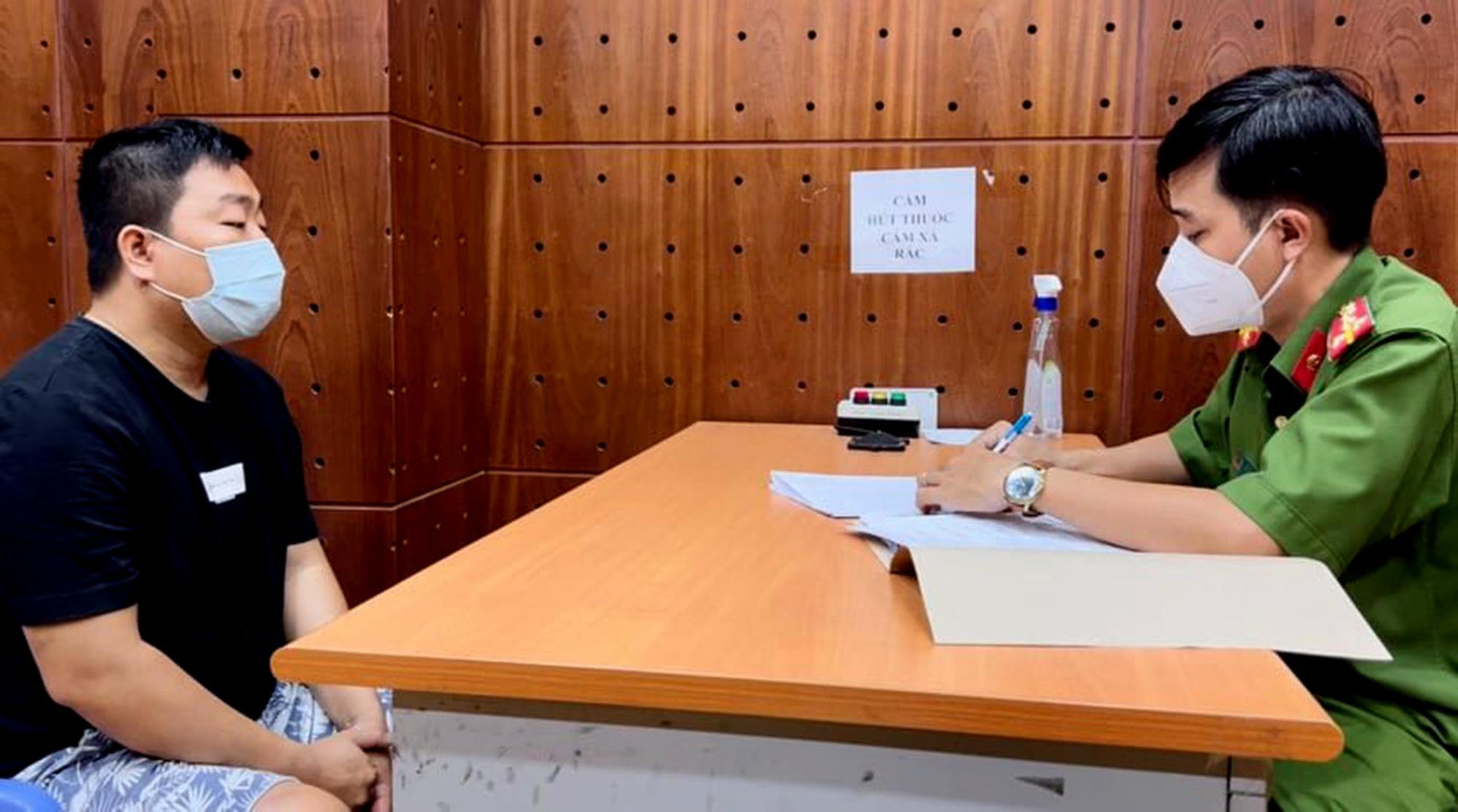 Công an lấy lời khai Trần Minh Tuấn. Công an lấy lời khai Trần Minh Tuấn.