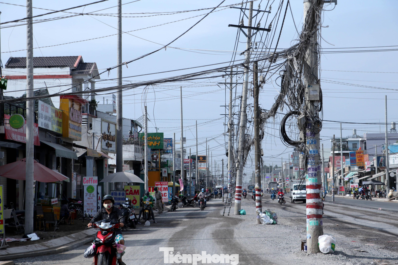 "Đã xảy ra nhiều vụ va quẹt, ùn ứ giao thông do những trụ điện này án ngữ giữa đường. Người dân đã nhiều lần phản ánh nhưng đến nay vẫn chưa được di dời", bà Lê Thị Bảy (ngụ xã Thới Tam Thôn, huyện Hóc Môn), cho biết.