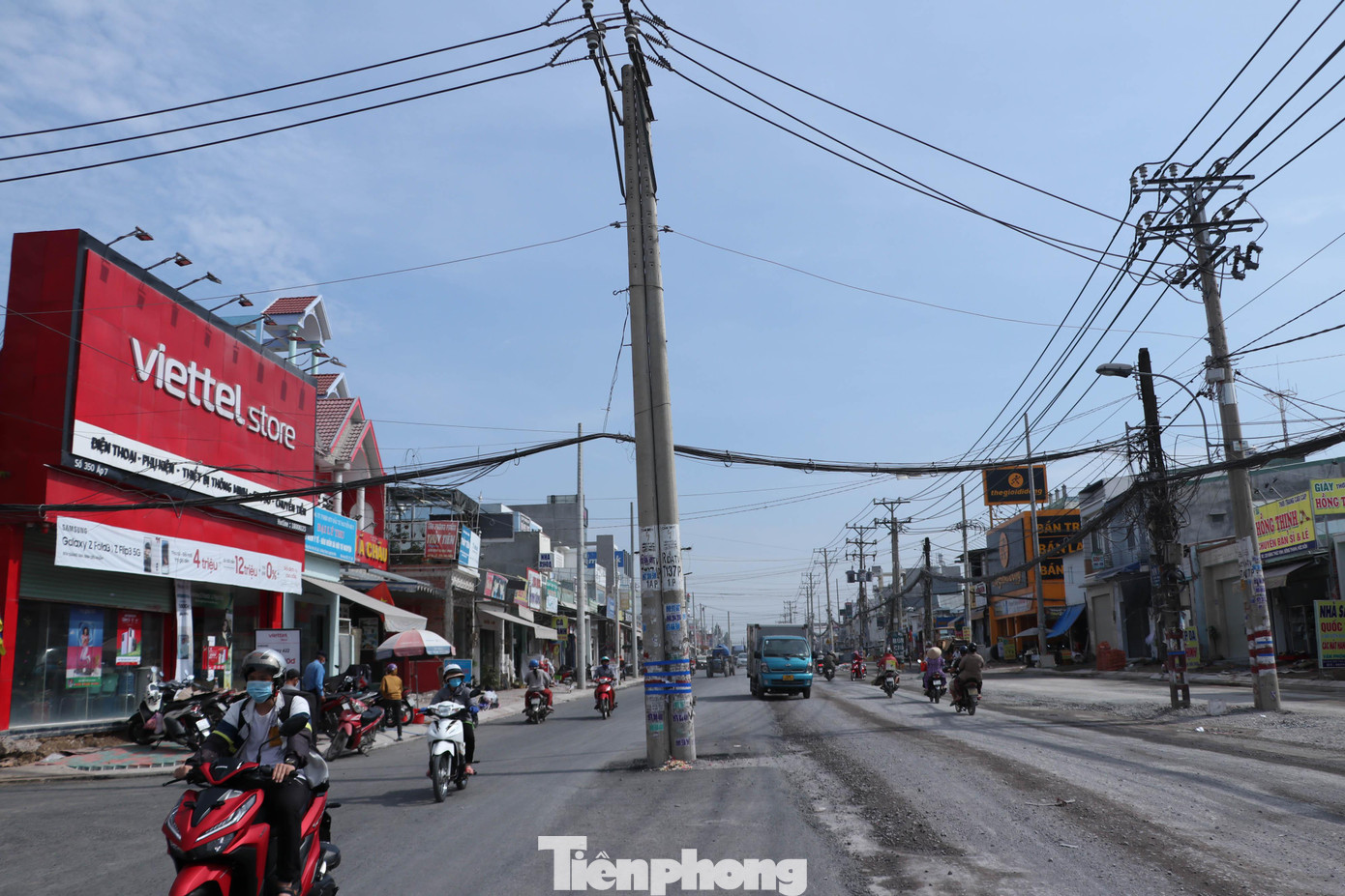 Những trụ điện 'mọc' giữa đường nhưng không có cảnh báo.