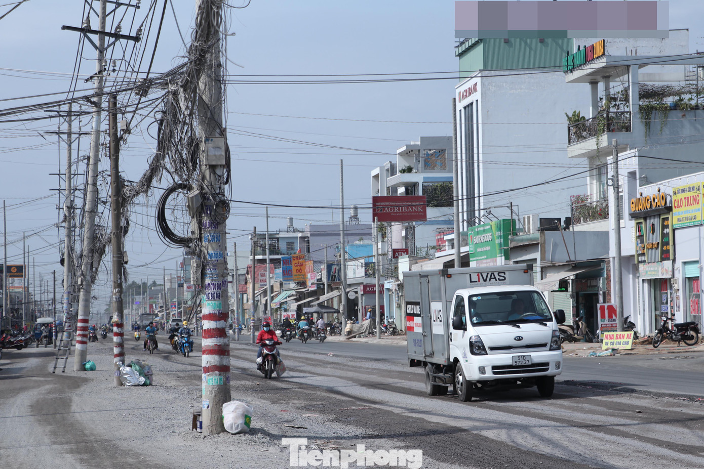 Hàng trụ điện chưa được di dời.