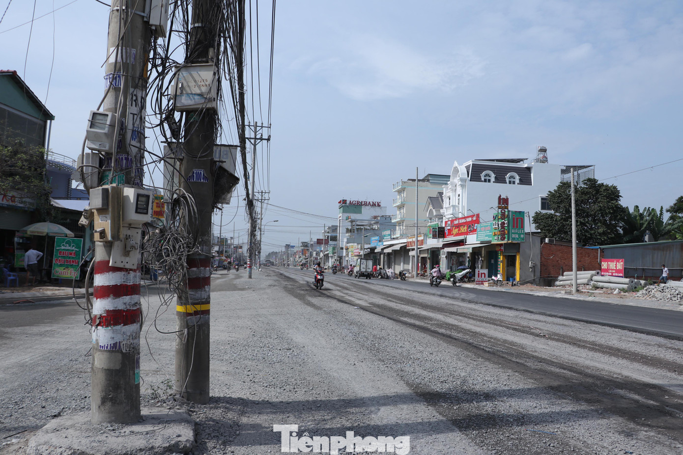 Đến nay, dự án đạt hơn 80% khối lượng, trong đó cơ bản hoàn thành mở rộng đường 7-8 m lên 30 m, nhiều đoạn đã trải nhựa, lát đá vỉa hè. Tuy nhiên, sau khi dự án mở rộng ra hai bên, hơn 500 trụ điện nằm sát vỉa hè đường cũ giờ nằm giữa đường vẫn chưa được di dời. Nhiều đoạn có hẳn hai hàng cột điện nằm trên mặt đường với chằng chịt dây cáp lòng thòng trên đầu người tham gia giao thông, nhiều trụ điện xiêu vẹo trực chờ gây họa.