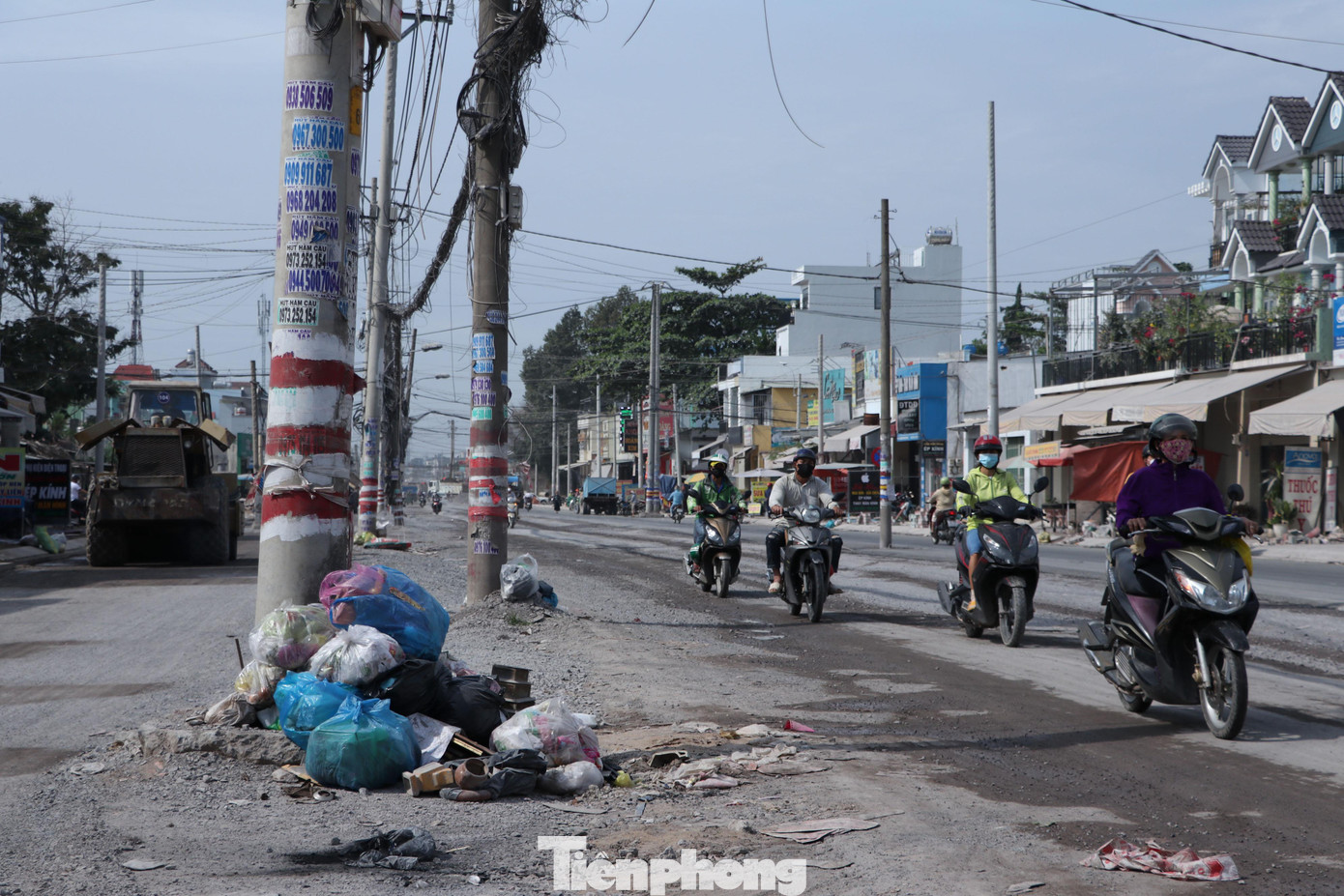 Trong khi đó, đại diện Ban quản lý lưới điện phân phối, thuộc Tổng công ty điện lực TPHCM cho hay, một trong những nguyên nhân chậm di dời là quá trình trồng trụ mới gặp khó khăn do người dân không đồng thuận khi làm ở trước nhà. Ngoài ra, dịch COVID-19 cũng ảnh hưởng đến tiến độ. Bên cạnh đó, việc thi công trụ mới và di dời trụ cũ bị xung đột với hạ tầng kỹ thuật ngầm, cần khảo sát và phối hợp đồng bộ giữa các bên.