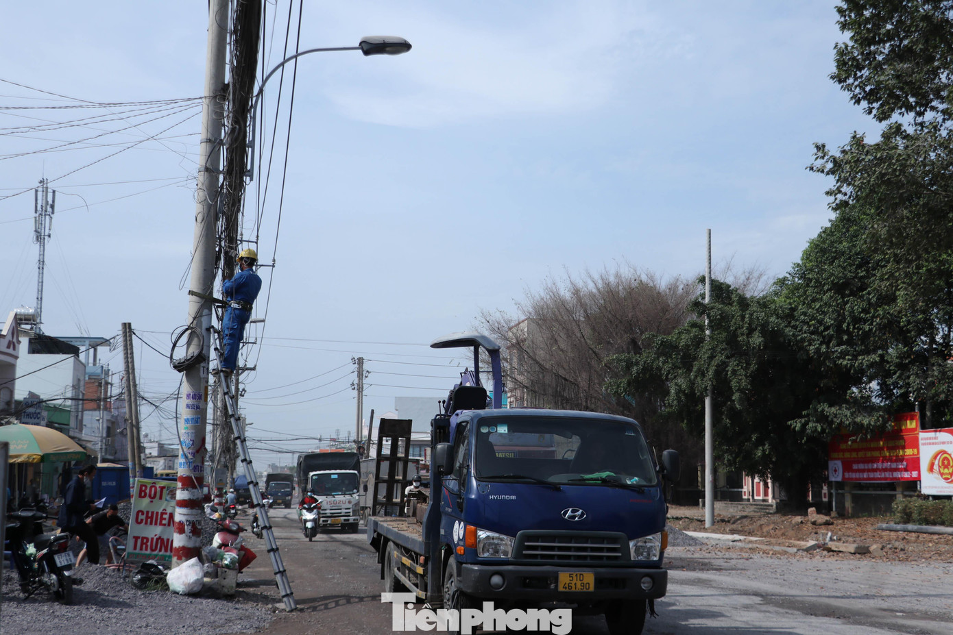 Ngành điện lực đang khẩn trương thi công để cơ bản hoàn thành việc di dời trước Tết.