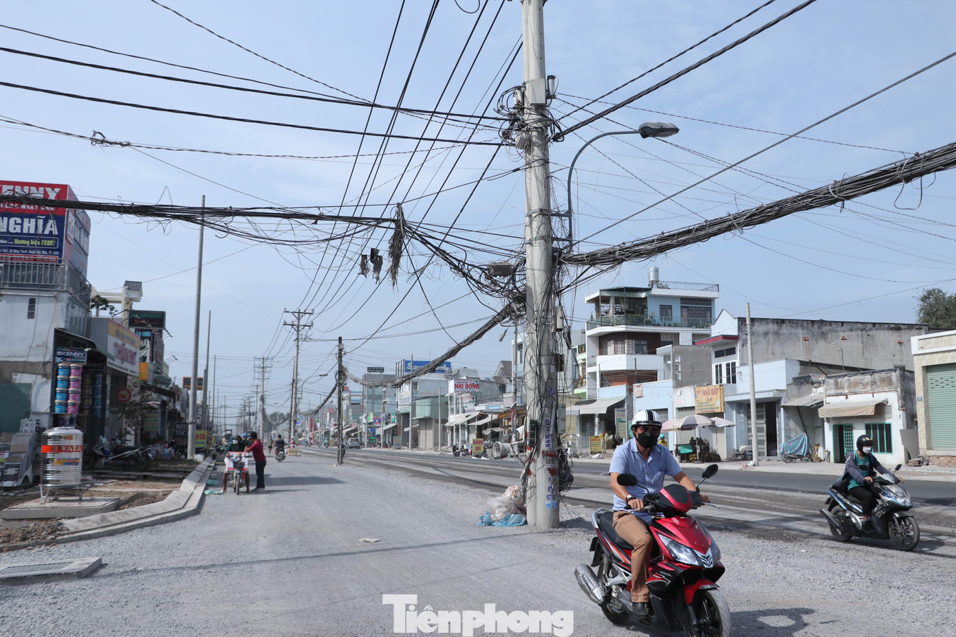 "Việc di dời lưới điện phải làm đồng bộ, thông suốt, để tránh ảnh hưởng đến kế hoạch sản xuất, sinh hoạt của người dân. Dự kiến sẽ di dời các trụ điện đoạn gần giao lộ Tô Ký trước Tết Nguyên đán, đoạn còn lại sẽ được đẩy nhanh sau đó", đại diện Tổng công ty điện lực TPHCM thông tin.