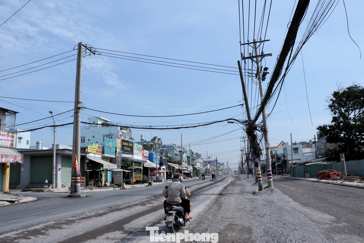 Theo Ban điều hành dự án đường bộ 3, thuộc Ban quản lý dự án đầu tư xây dựng các công trình giao thông TPHCM (chủ đầu tư), đã bàn giao khoảng 80% vị trí thi công trụ điện mới dọc vỉa hè thuộc phạm vi dự án và ngành điện đã trồng được hơn 380 trong tổng gần 650 trụ.