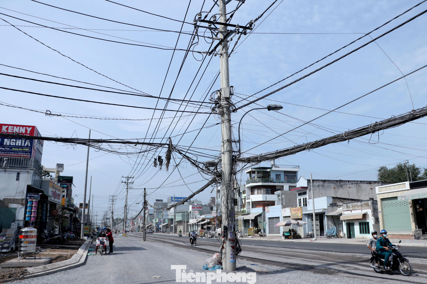 Theo tìm hiểu, dự án sửa chữa, nâng cấp đường Đặng Thúc Vịnh dài hơn 5 km qua xã Đông Thạnh và Thới Tam Thôn, huyện Hóc Môn, TPHCM vốn đầu tư gần 700 tỷ đồng, được thi công từ năm 2018.