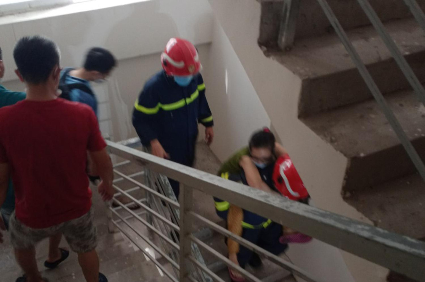 Cảnh sát cõng nạn nhân chạy bộ từ tầng 12 chung cư xuống đất. Cảnh sát cõng nạn nhân chạy bộ từ tầng 12 chung cư xuống đất.