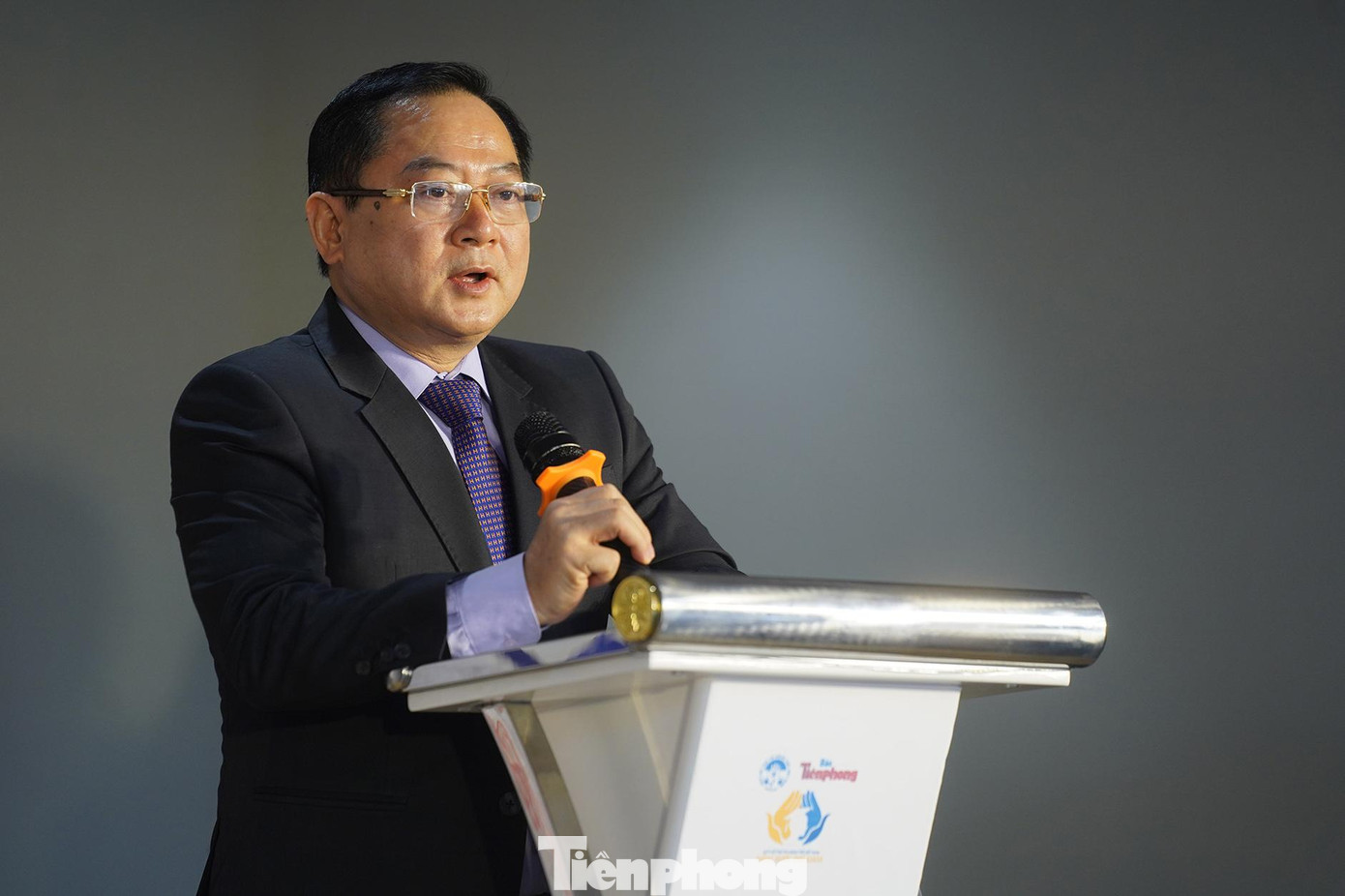 Nhà báo Lê Xuân Sơn - Tổng biên tập báo Tiền Phong, phát biểu tại buổi lễ.