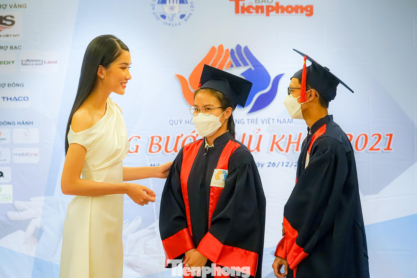 Á hậu 1 Hoa hậu Việt Nam 2020 Phạm Ngọc Phương Anh trò chuyện cùng các tân thủ khoa.