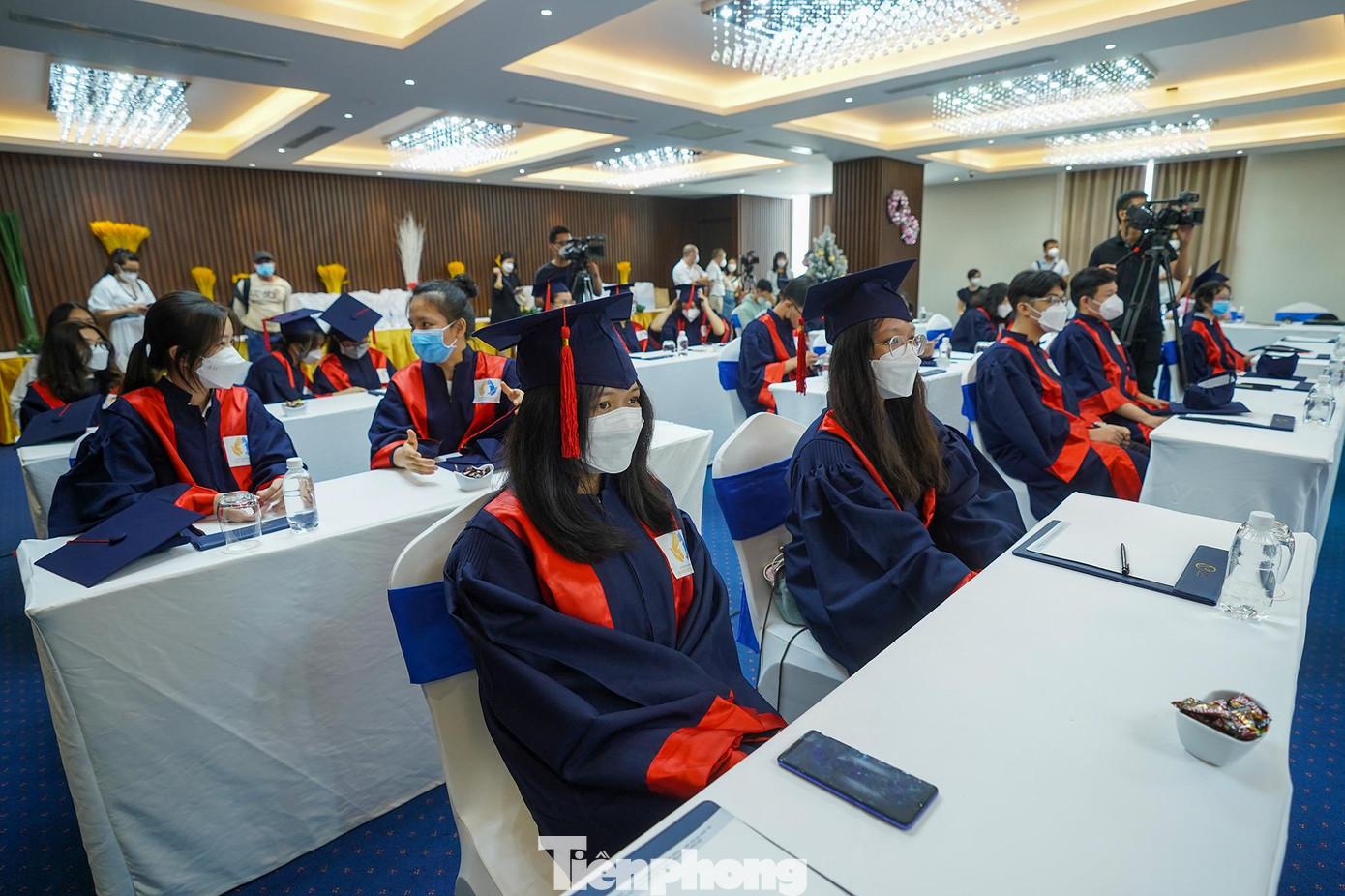 Các bạn sinh viên tại buổi lễ trao học bổng ở đầu cầu TPHCM.