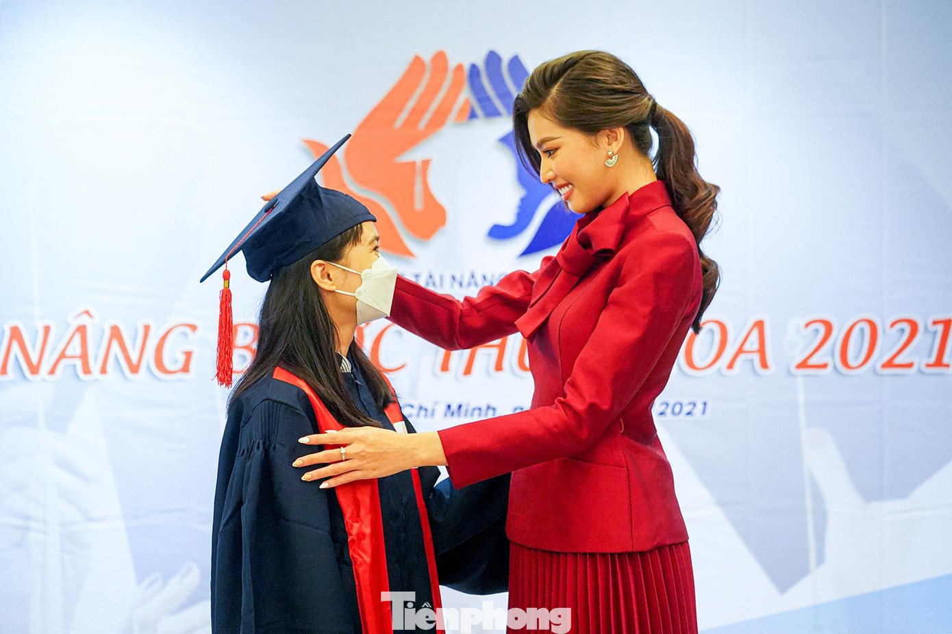 Chiều 26/12, báo Tiền Phong và Quỹ Hỗ trợ Tài năng trẻ Việt Nam tổ chức chương trình vinh danh và trao học bổng &quot;Nâng bước thủ khoa&quot; lần thứ 6.