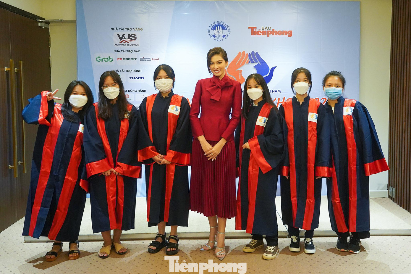 Từ đầu giờ chiều, các bạn tân sinh viên được nhận học bổng đã có mặt tại buổi lễ để giao lưu với nhau.