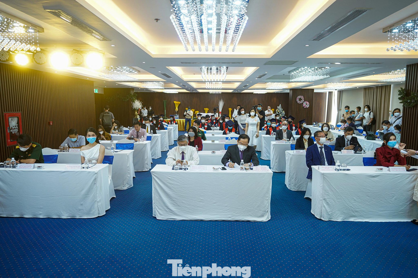 Từ hơn 250 hồ sơ, Ban tổ chức đã chọn ra 130 sinh viên là thủ khoa, tốp điểm cao đầu vào đến từ các trường đại học trên cả nước để vinh danh trao học bổng. Giá trị mỗi suất học bổng &quot;Nâng bước thủ khoa&quot; là 10 triệu đồng tiền mặt, khóa học tiếng Anh của VUS trị giá 10 triệu đồng và nhiều hiện vật có giá trị khác.