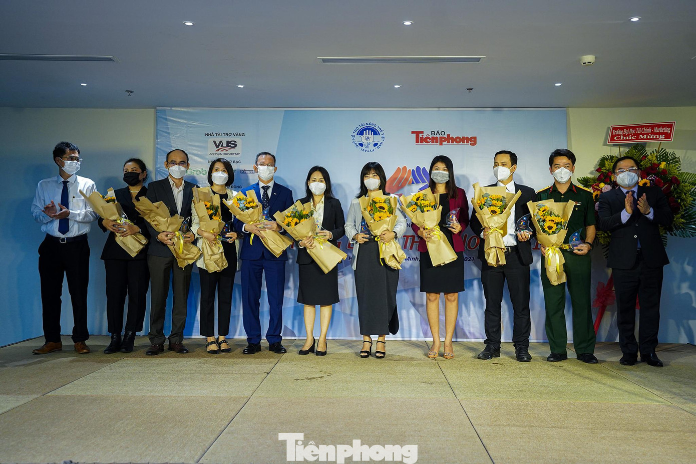 Ban tổ chức tặng hoa cảm ơn các nhà tài trợ đã đồng hành cùng &quot;Nâng bước thủ khoa&quot; năm 2021.